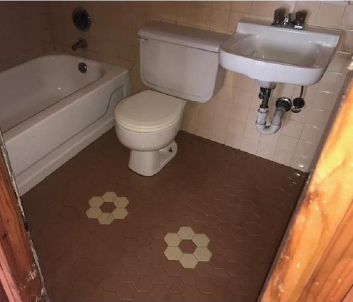 Residential bathroom with toilet, sink and tub